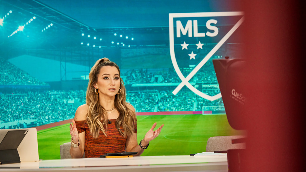 Die Moderatorin der Vorberichterstattung Jillian Sakovits im Studio.
