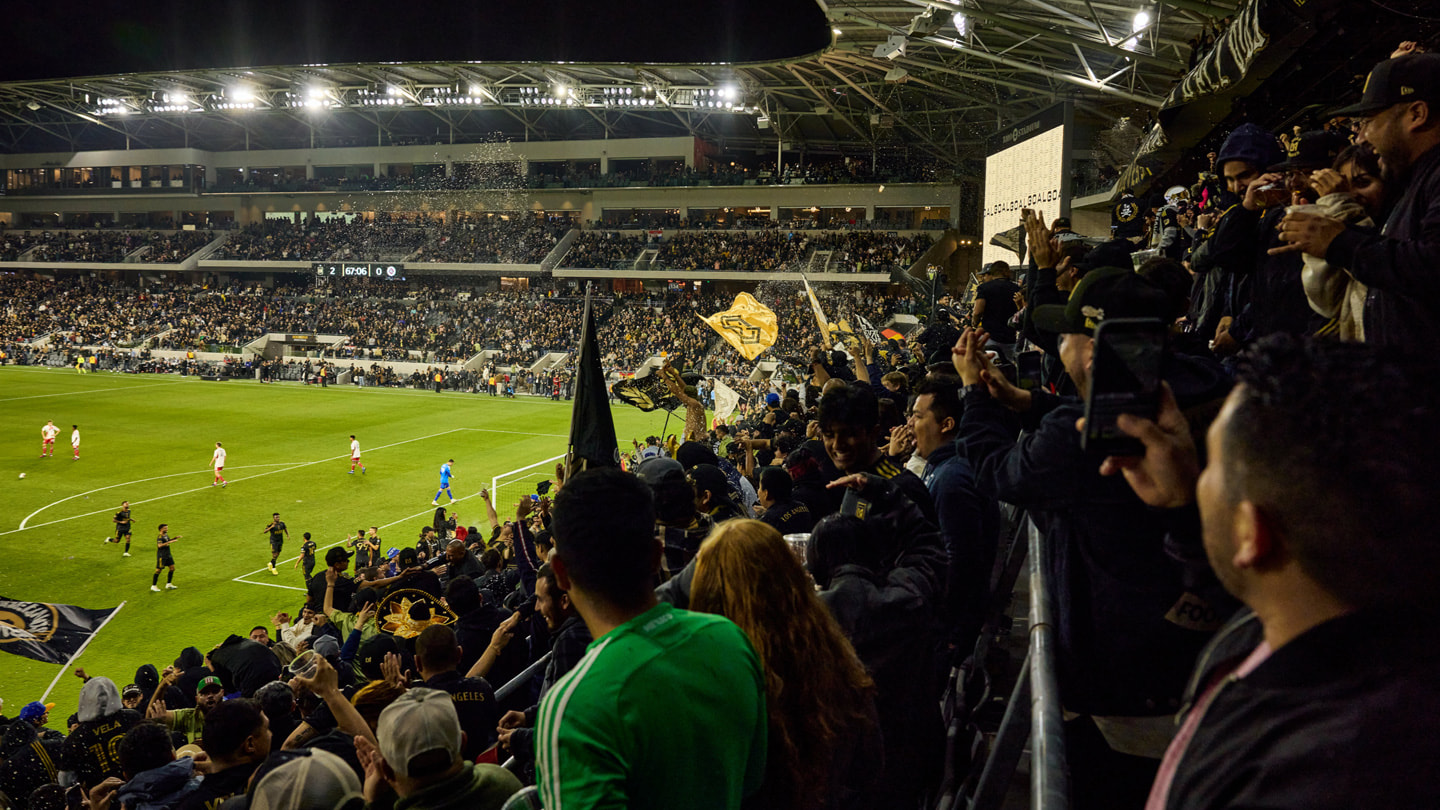 Die Fans von LAFC und New England Revolution beim Anfeuern ihre Vereine im BMO Stadium in Los Angeles. 