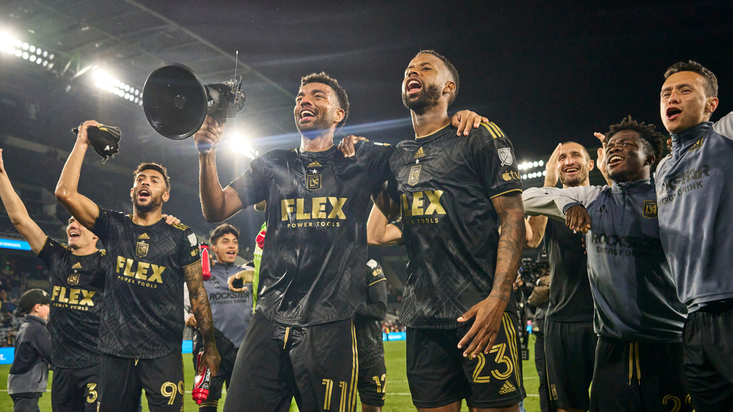 Spieler des LAFC feiern nach dem Sieg gegen New England Revolution auf dem Rasen des BMO Stadium.
