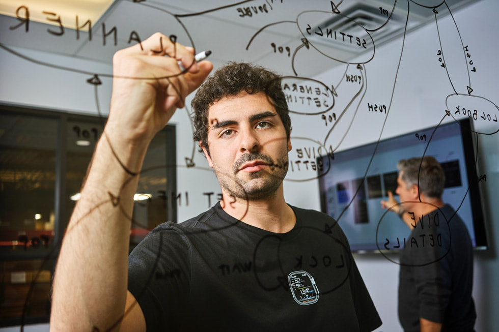 투명 화이트보드에 글을 쓰는 니콜로 콘솔라치오.