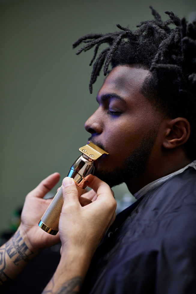 شاب يحلق شعره