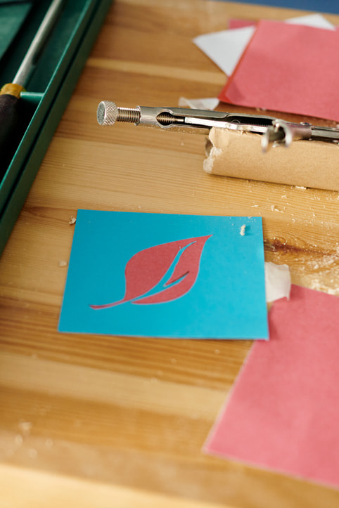 Students cut a leaf out of wood.