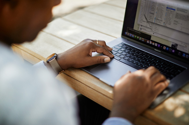 자신의 MacBook Pro로 업무를 진행하고 있는 딘 허드슨.