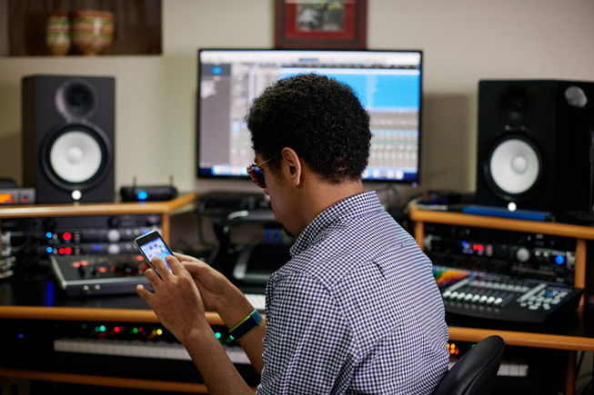 자신의 iPhone에서 VoiceOver를 사용하는 매튜 휘태커