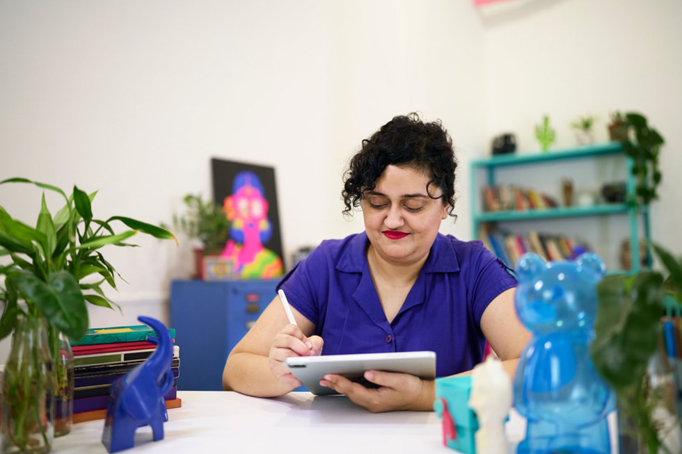 ميرا فيليشا مالهوترا وهي تستخدم جهاز iPad Pro على مكتبها.