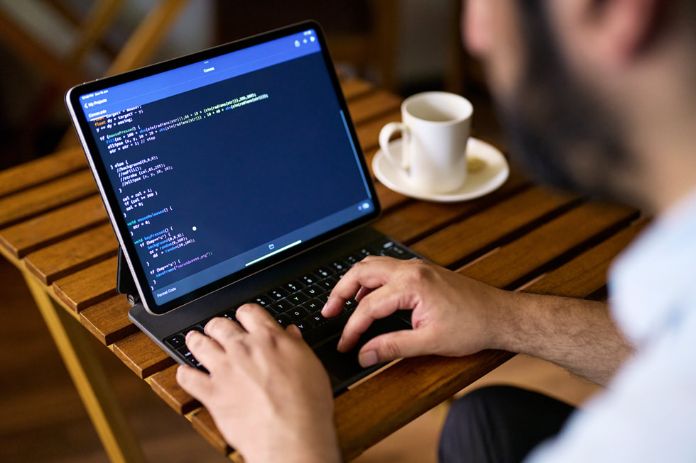 فوران ديساي يستخدم جهاز iPad Pro مع لوحة مفاتيح ماجيك بغرض البرمجة.