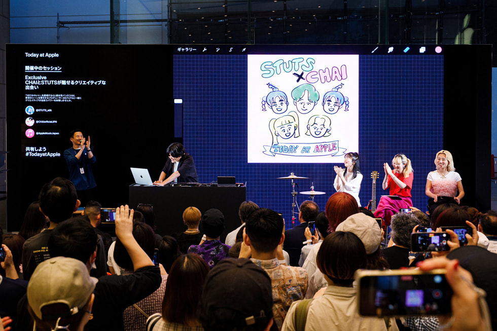 日本のApple StoreでToday at Appleセッションに参加するお客様。
