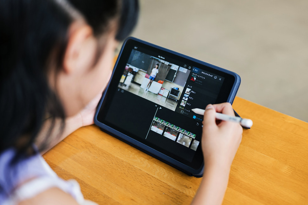 日本の教室でiPadとApple Pencilを使っている児童を肩ごしに撮影した写真。