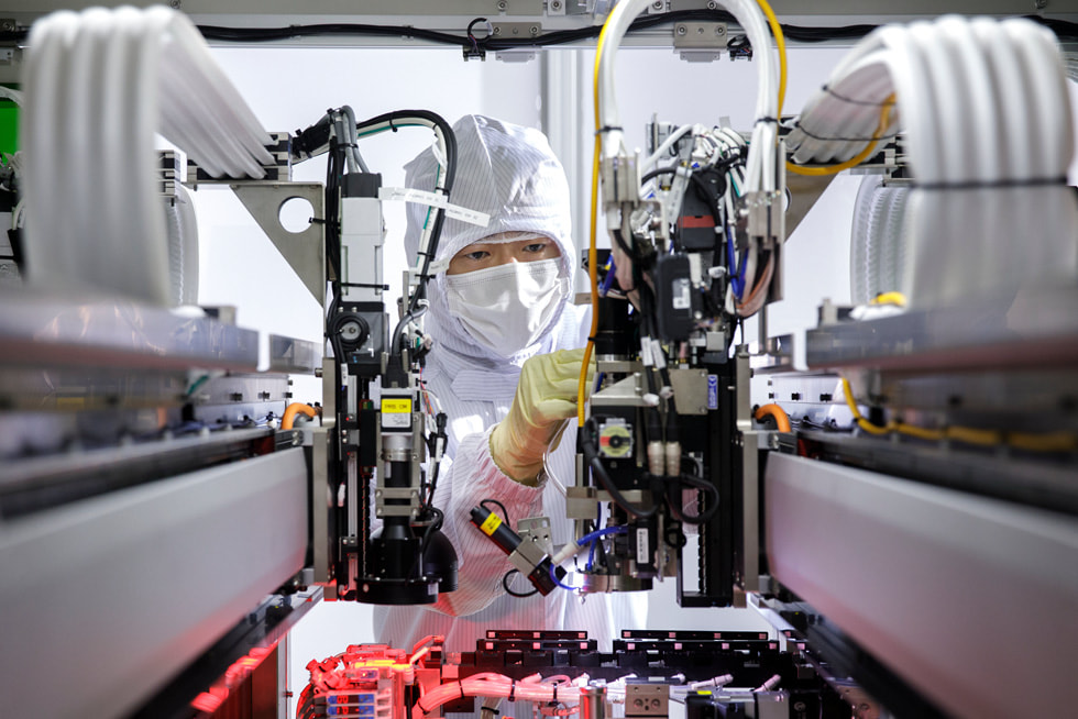 기기 안에서 작업 중인 기술자의 모습. 