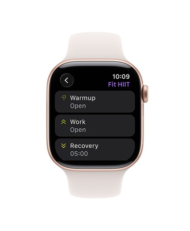 Apple Watch Series 11 z kopertą z tytanu w kolorze złotym, pasek sportowy w kolorze łagodnego różu, aplikacja Trening, karta Trening własny