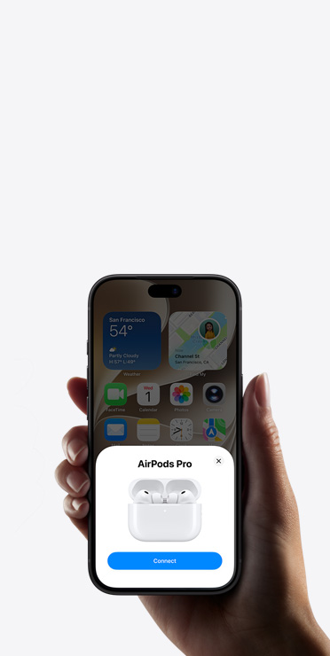 Ręka trzymająca iPhone’a pokazującego apkę Dom z komunikatem dotyczącym konfiguracji akcesorium inteligentnego domu