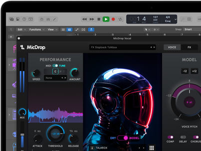 Conținut pe ecran care demonstrează software-ul MicDrop, folosind funcții de inteligență artificială pentru a edita o înregistrare vocală pe un MacBook Pro