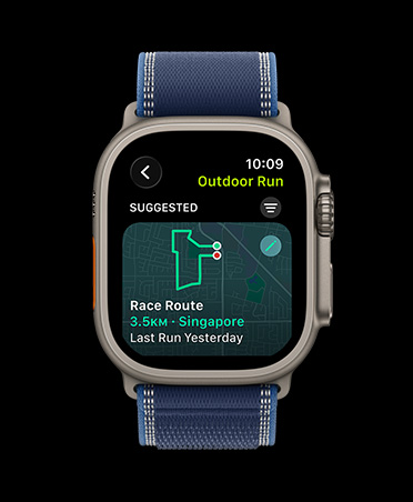 Apple Watch Ultra 3, natural colour, titanium case, Race Route, Outdoor Run workout, strap, Trail Loop, blue/bright blue colour