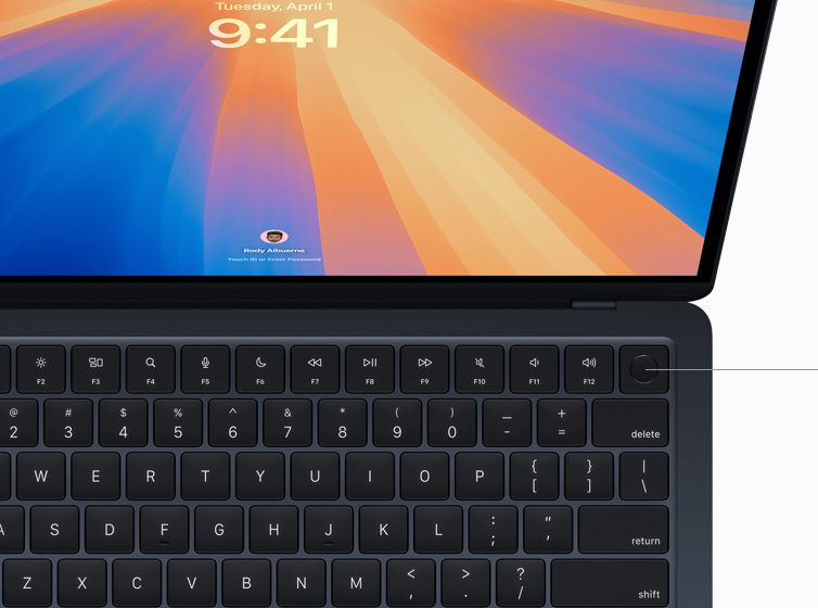 Niekto potvrdzuje platbu za online nákup pomocou Touch ID na MacBooku Air