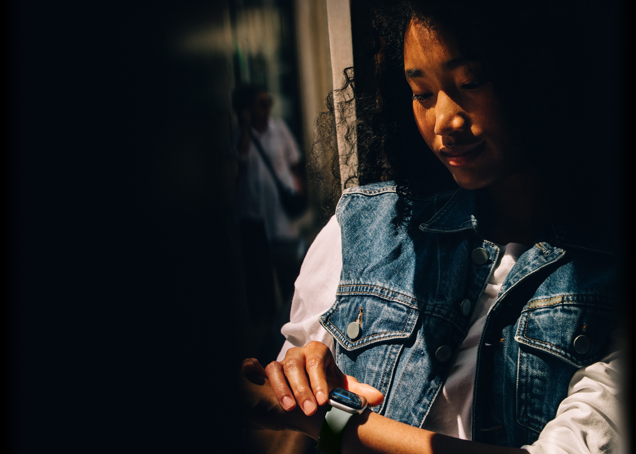 Apple Watch Series 11’de Mesajlar uygulamasını kontrol eden bir kişi