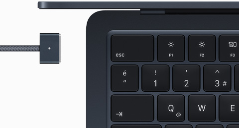 Gece Yarısı rengi MacBook Air ve uyumlu renkteki MagSafe şarj kablosu