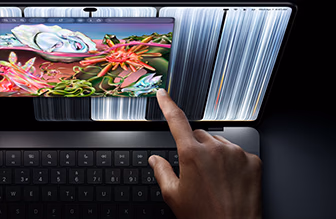 PROLED XDR Ekranlı MacBook Pro, uzay siyahı rengi, kullanıcı parmak ucuyla ekrandaki bir pencerenin boyutunu değiştiriyor