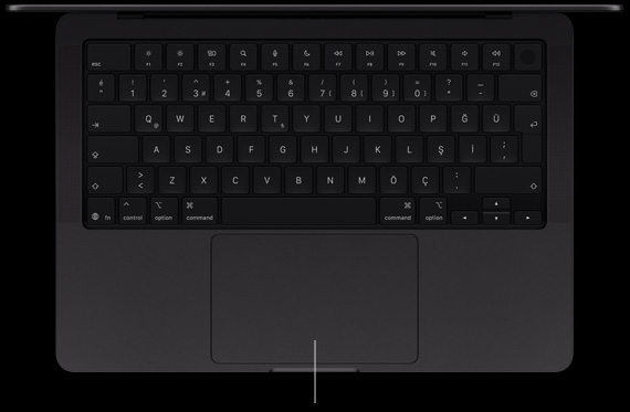 PROLED XDR Ekranlı MacBook Pro, uzay siyahı rengi, açık, klavye ve Force Touch trackpad gösteriliyor