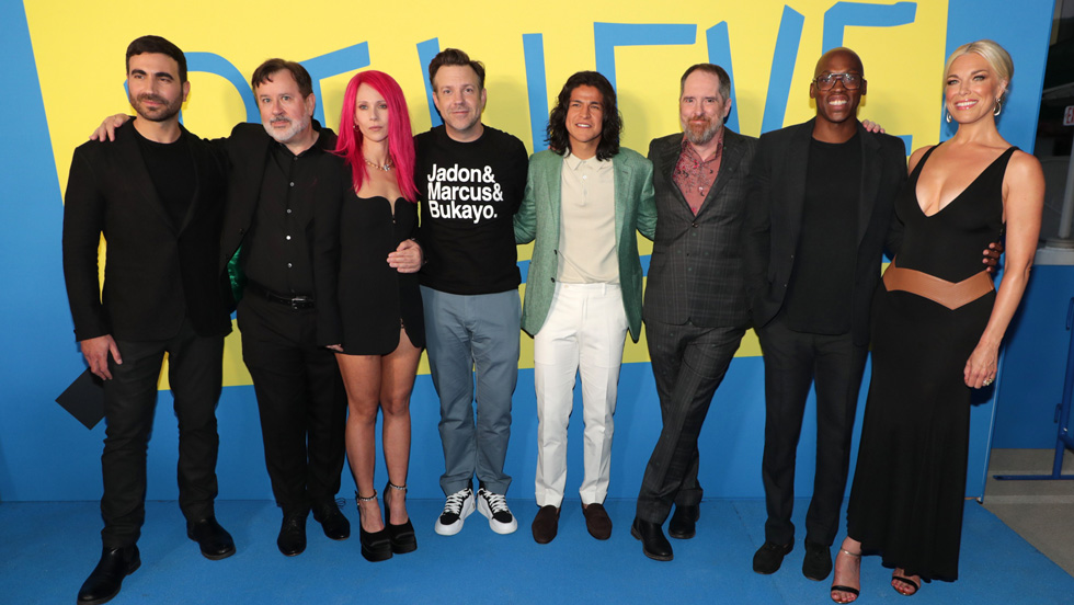 Brett Goldstein, Jeremy Swift, Juno Temple, Jason Sudeikis, Cristo Fernández, Brendan Hunt, Moe Jeudy-Lamour e Hannah Waddingham na estreia da segunda temporada de “Ted Lasso”
