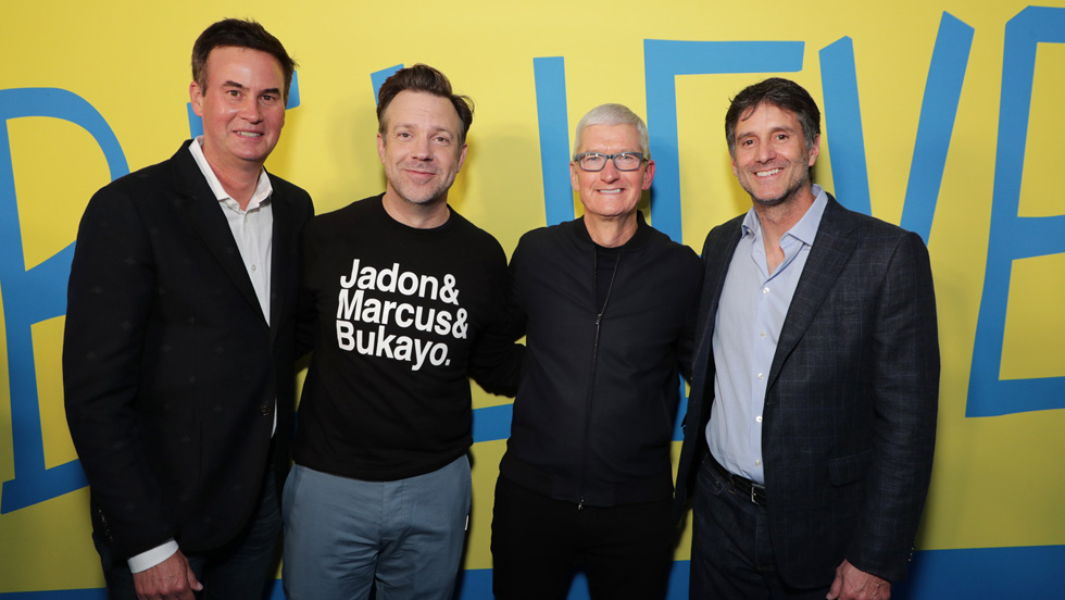 Zack Van Amburg, Jason Sudeikis, Tim Cook e Jamie Erlicht na estreia da segunda temporada de “Ted Lasso”