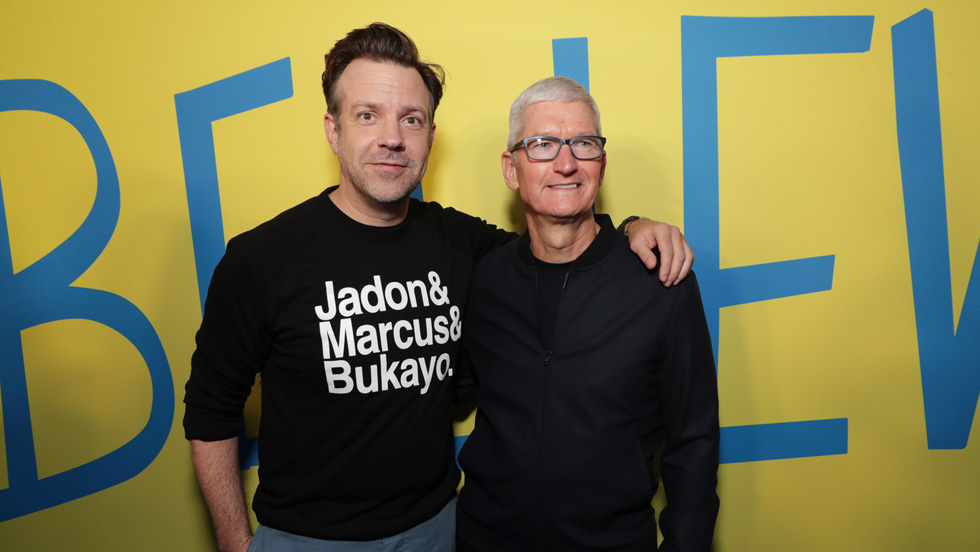 Jason Sudeikis e Tim Cook na estreia da segunda temporada de “Ted Lasso”