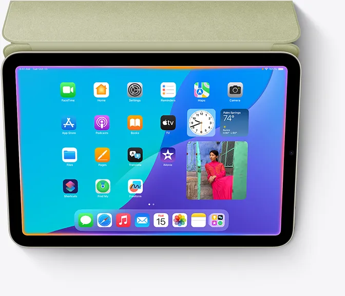 以 iPad mini 裝置展示 Siri 煥然一新的設計，特點是螢幕四周環繞著光暈