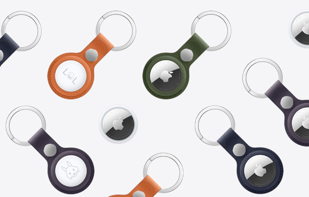AirTag 以及 AirTag 精細織紋鑰匙圈，備有一系列顏色可選的鑰匙圈配件包覆著 AirTag 外緣，分別展示正面的 Apple 標誌，或是背面的自訂鐫刻圖案