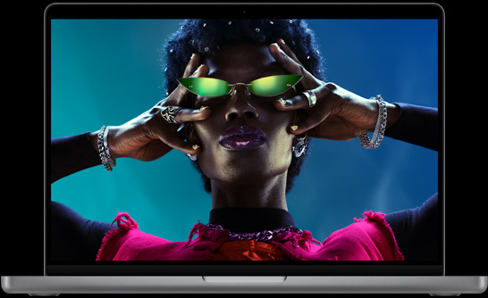 打開的銀色 MacBook Pro，螢幕顯示人物影像
