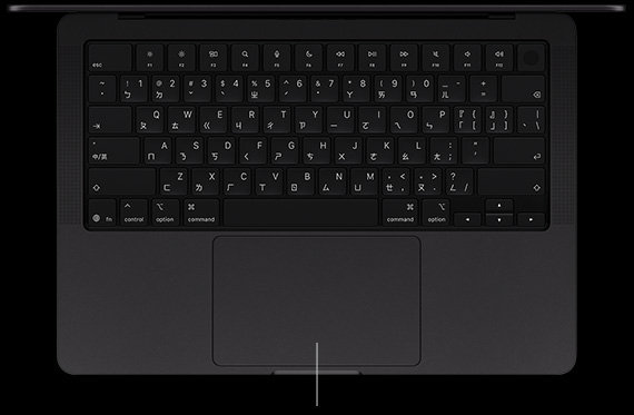 配備 PROLED XDR 顯示器的太空黑色 MacBook Pro 打開，展示鍵盤與力度觸控板