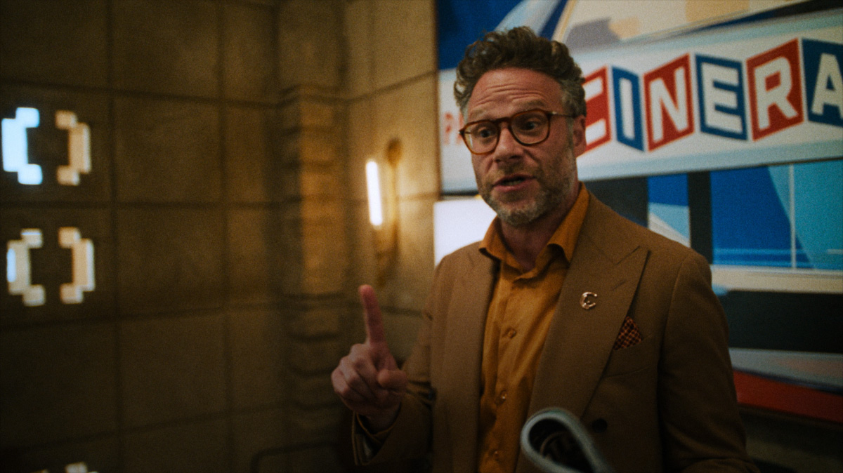 一部平面電視顯示多個 Apple TV plus 電視節目與電影、Apple Music 以及 Apple Arcade 的影片片段