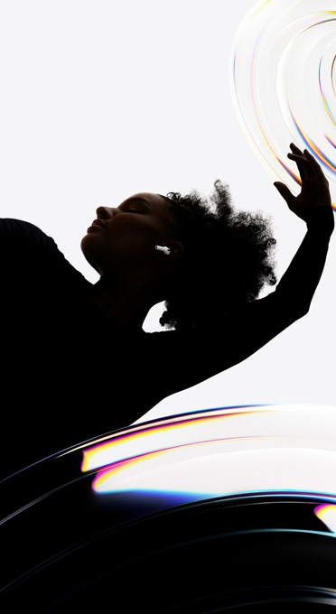 AirPods Pro 3 in het oor van een danser die handsfree naar iets luistert