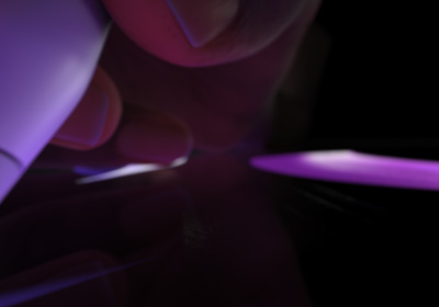 مستخدم يمسك بقلم&nbsp;Apple&nbsp;Pro في وضعية الكتابة. رأس القلم يضغط على الشاشة ويعرض خطوطاً سميكة تُرسم باللون الأخضر الساطع.