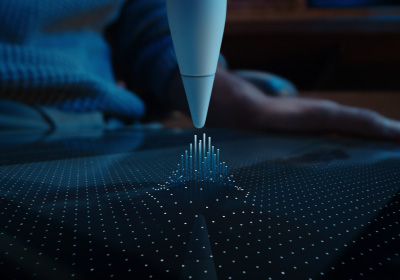 قلم&nbsp;Apple&nbsp;Pro موجه للأسفل باتجاه شاشة. الشاشة مليئة بالنقاط التي تصعد للأعلى وتتتبع رأس قلم&nbsp;Apple&nbsp;Pro، للإشارة إلى كيفية عمل ميزة التحويم بقلم&nbsp;Apple على وصل قلم&nbsp;Apple&nbsp;Pro بجهاز iPad حتى قبل أن يلمس القلم الشاشة.