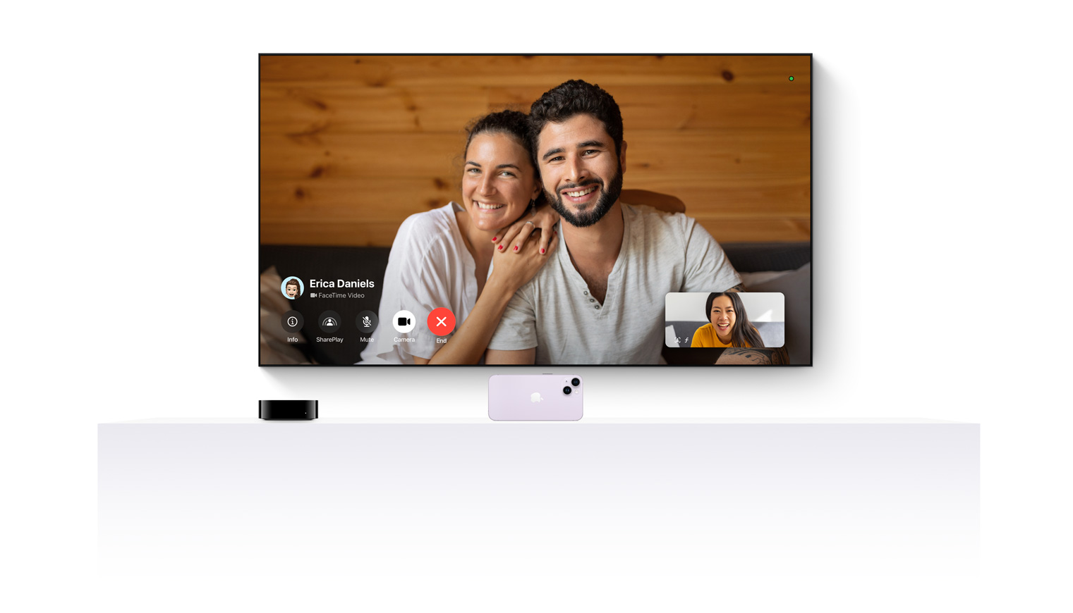 Apple TV 4K i iPhone współpracują, żeby na ekranie płaskiego telewizora widać było połączenie FaceTime