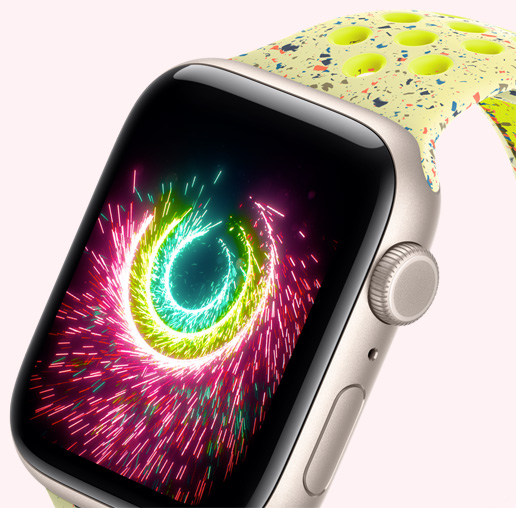 Apple Watch SE 3, alumiinikuori, värinä tähtivalkea, aktiivisuusympyrät kipinöivät ilotulitteiden lailla, Nike Sport ‑ranneke, jonka värinä Volt Splash
