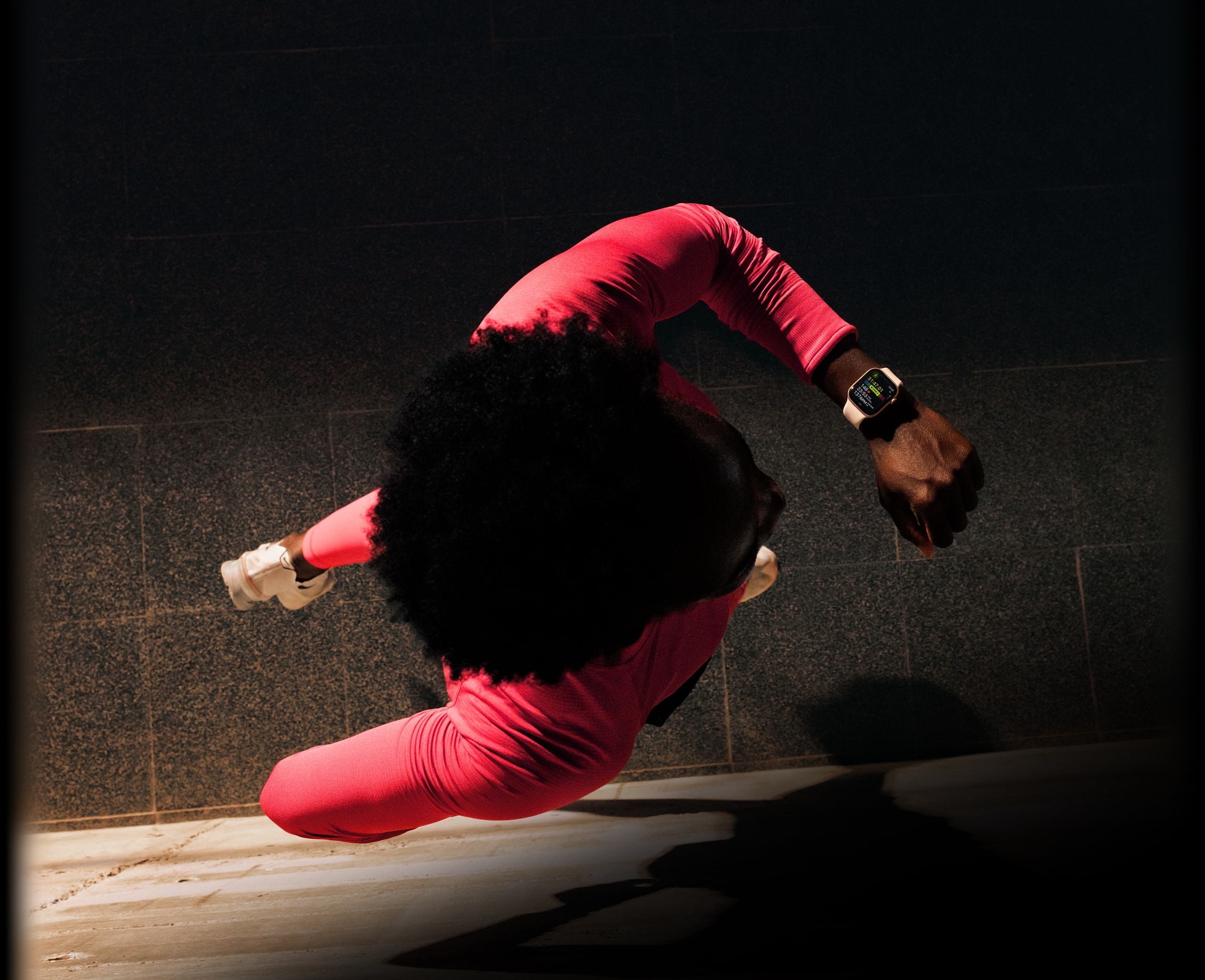 Osoba provjerava napredak u aplikaciji Trening na Apple Watchu Series 11 tijekom trčanja