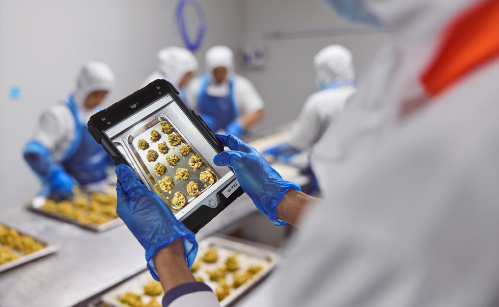 Un empleado garantiza el control de calidad en el iPad.