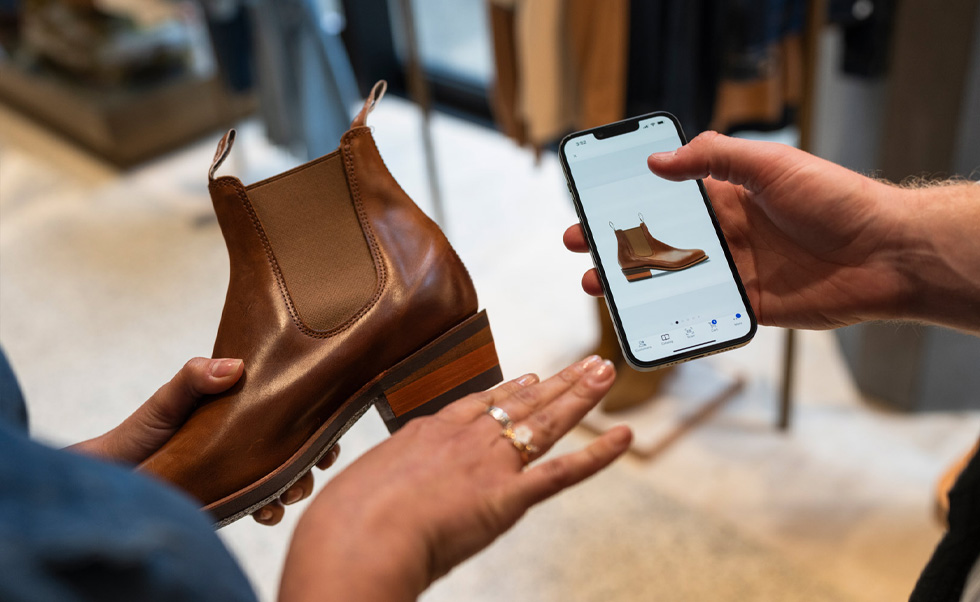 Un empleado consulta las existencias en la app NewStore de iOS.