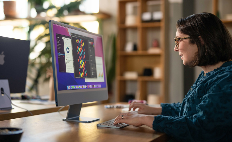 Una diseñadora crea diseños personalizados en la Mac.