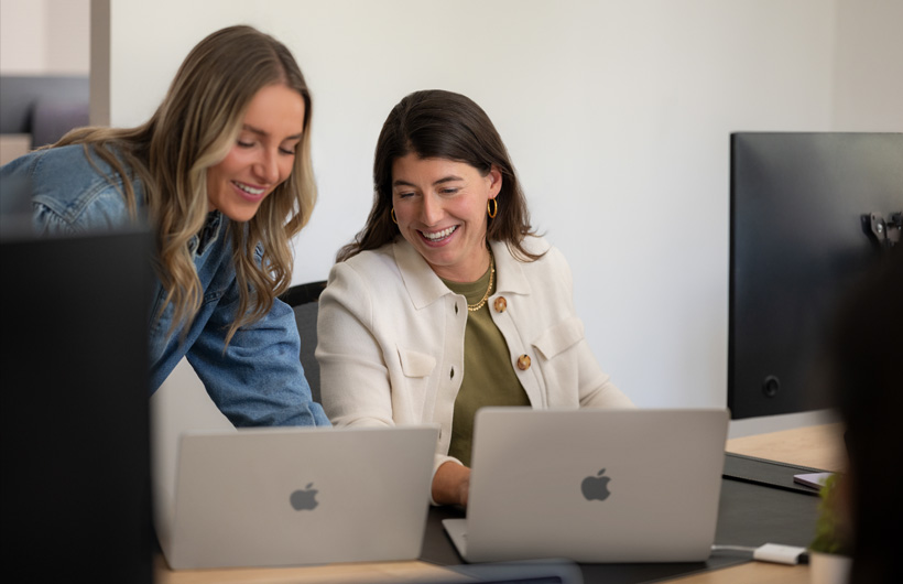 La CFO Camille Fourrier collabore avec une personne de l’équipe Finances