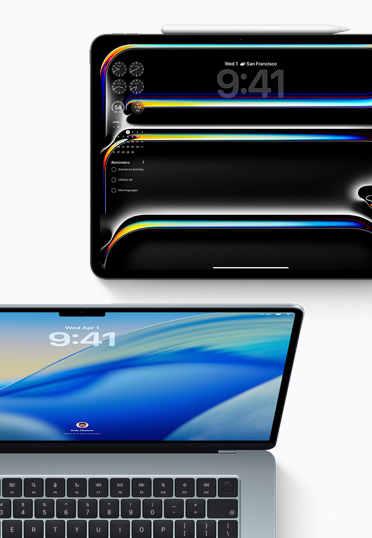 iPad, mostrato dall’alto, sullo schermo l’ora e i widget, MacBook, mostrato di fronte, sfondo blu sfumato.