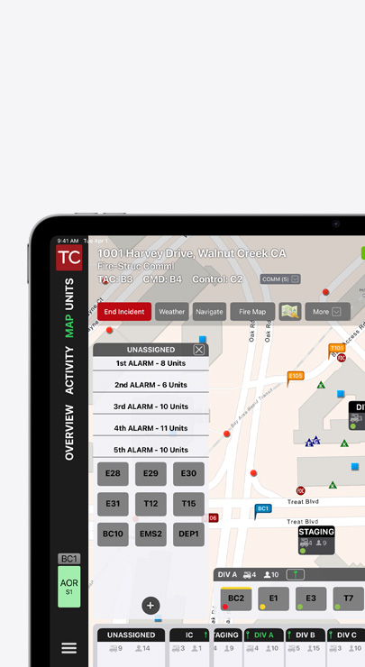 一部 iPad 螢幕顯示事故指揮介面，畫面上的社區地圖標示出道路和建築物，以及緊急警報指派情況。