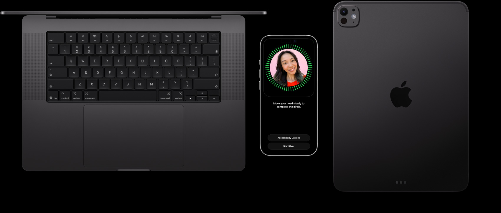 一部太空黑色 MacBook、一部原色鈦金屬 iPhone 與一部太空黑色 iPad 並列擺放，iPhone 上展示 Face ID 設定