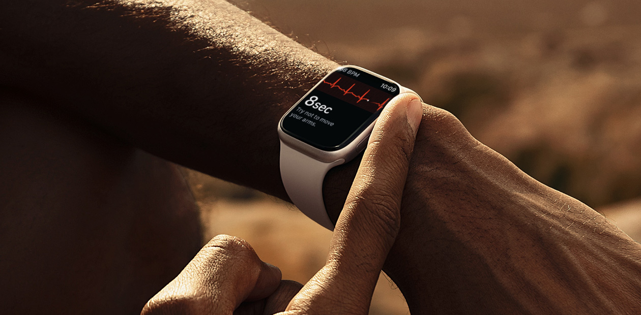 Une personne prend un ECG avec l’app ECG sur Apple Watch.