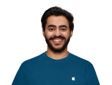 أحد مختصي Apple يبتسم وتبدو ملامحه ودودة