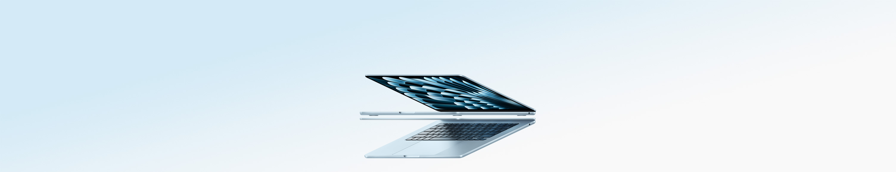 To åbne MacBook Air-modeller i farven himmelblå danner en pileform, der understeger den tynde profil