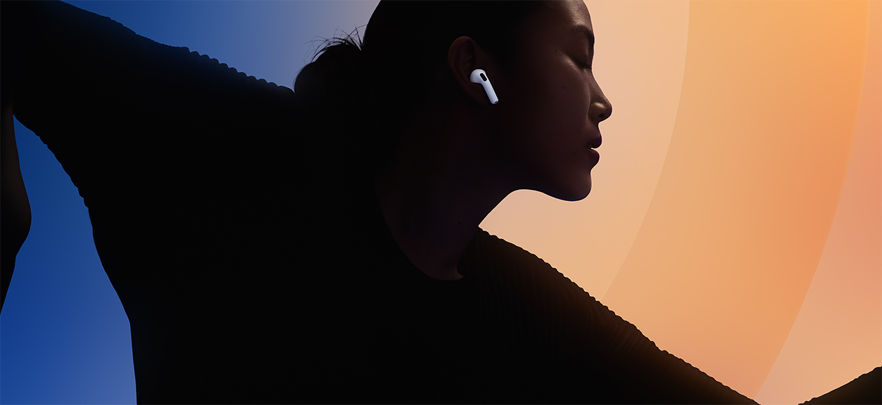 一个人耳中佩戴白色 AirPods 5，在彩色背景上以剪影形式呈现
