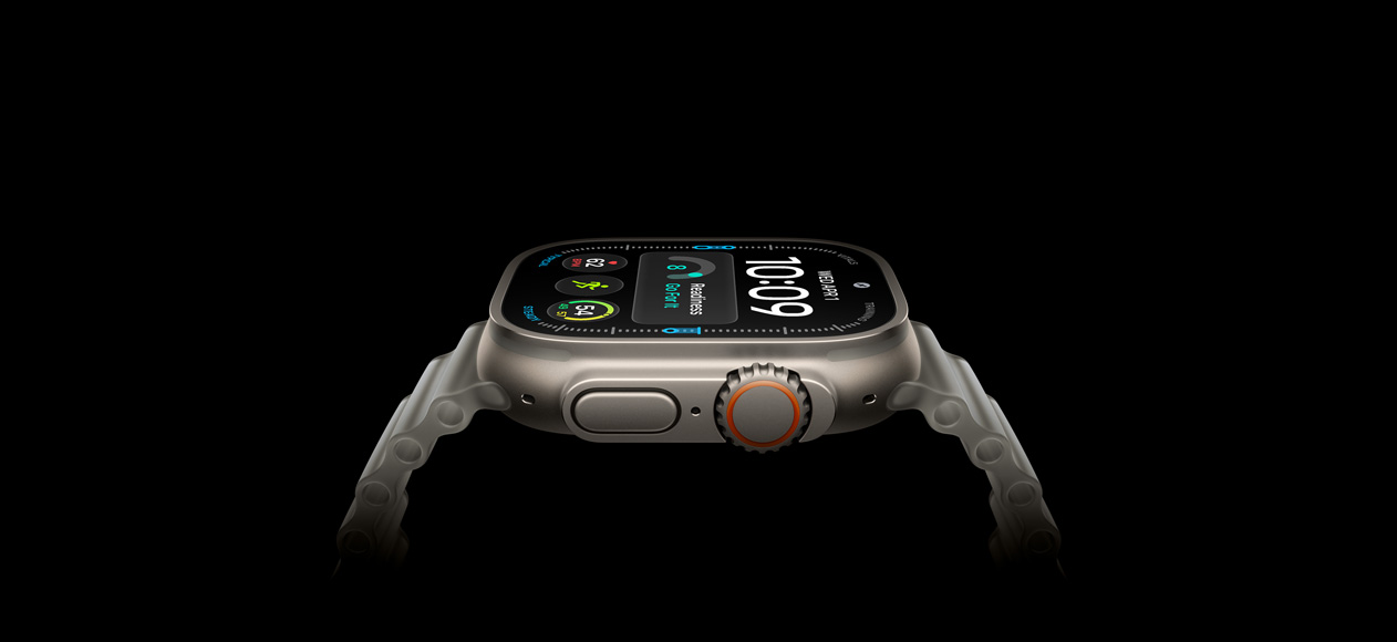 Apple Watch Ultra 4, Titangehäuse, Farbe Natur, rechte Seitenansicht, Digital Crown, erhöhte Seitentaste, digitales Zifferblatt, Ocean Armband halbtransparent grau