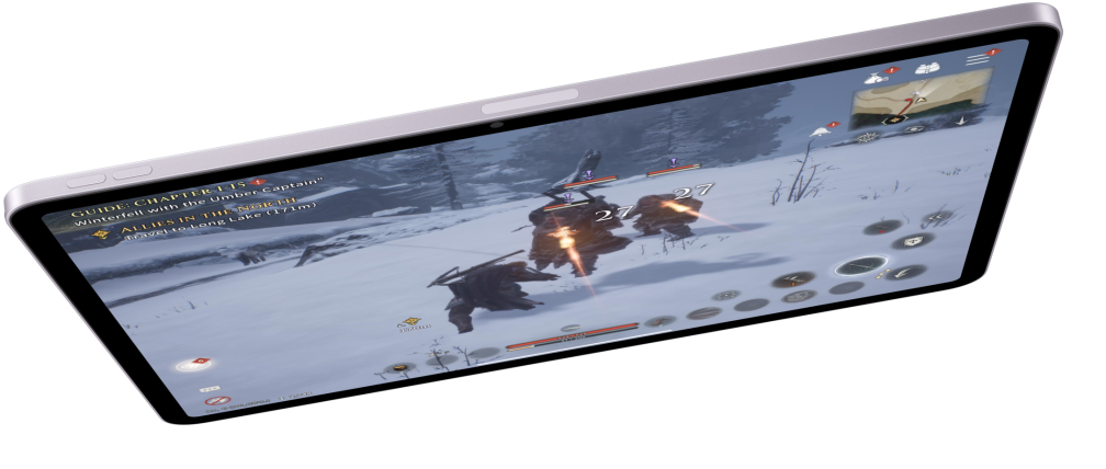 iPad Air u pejzažnoj orijentaciji koji prikazuje videoigru, dva druga modela iPada Air ispod toga