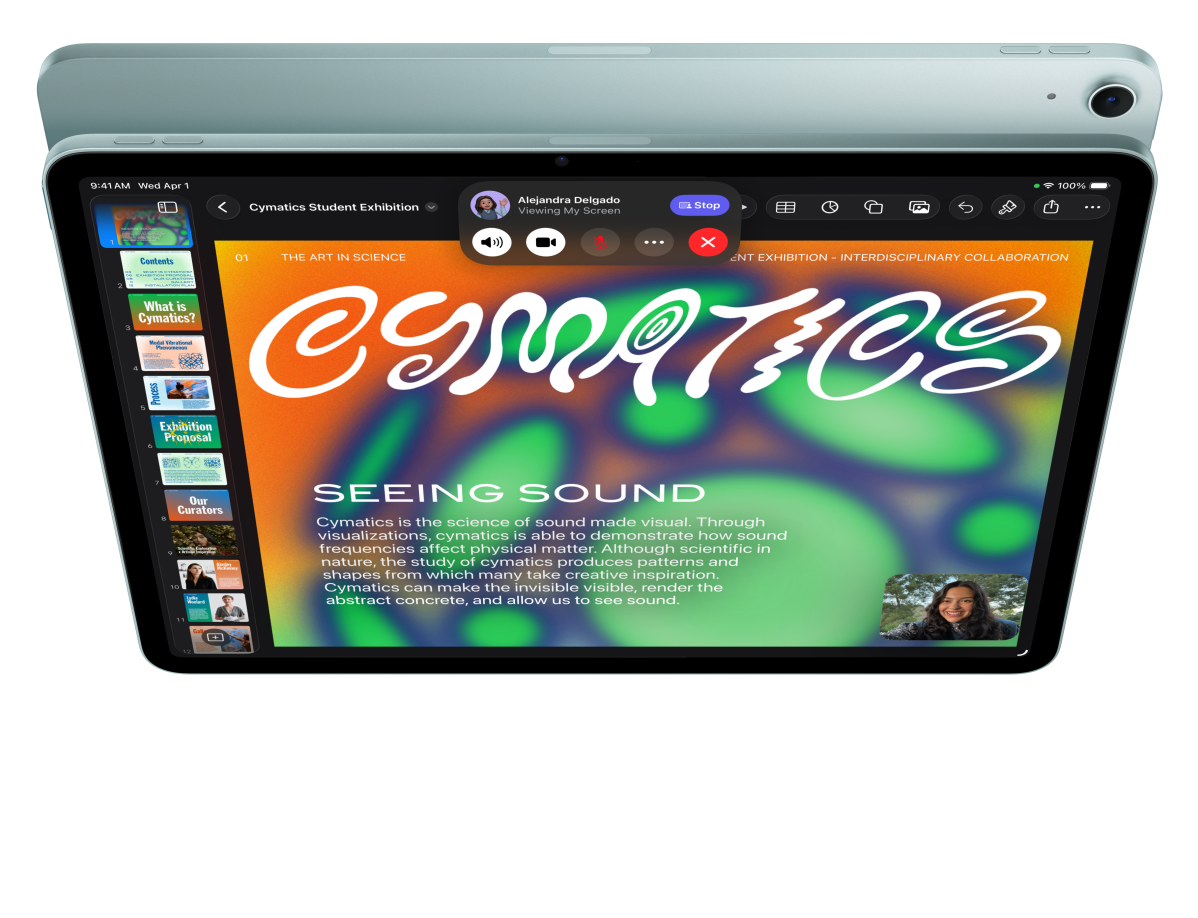 Vista frontal do iPad Air a mostrar o utilizador numa chamada FaceTime a ver uma apresentação do Keynote, por trás surge a vista traseira de outro iPad Air